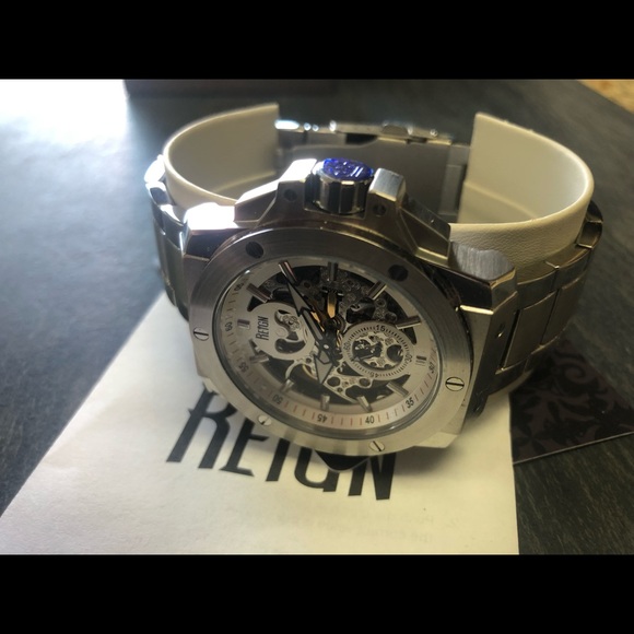 REIGN - Picture 4 of 7